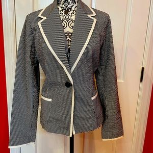 Searsucker blazer navy and white with one button and pockets